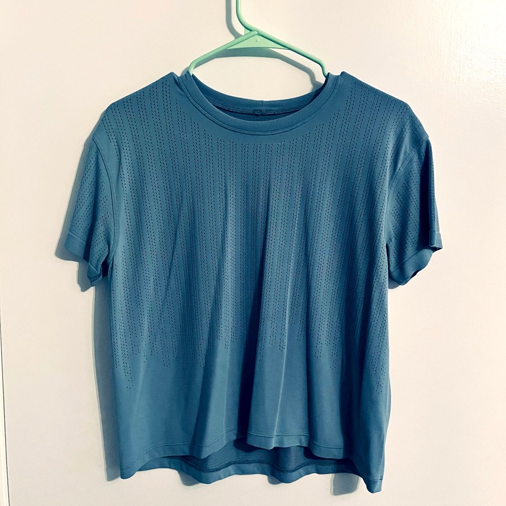 Lululemon Train to Be shirt size 8 GUC